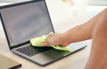 Téléchargez les photos : Garder les germes à l'écart. une personne méconnaissable nettoyant son espace de travail dans un bureau - en image libre de droit