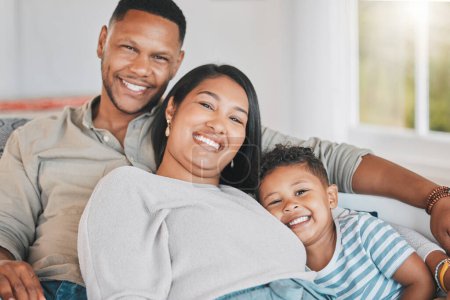 Téléchargez les photos : Être en famille est un sentiment agréable. Portrait d'une famille heureuse se relaxant ensemble à la maison - en image libre de droit