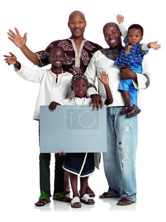 Foto de Un mensaje para todo tipo de familias. Foto de estudio de dos hombres africanos con sus hijos sosteniendo un tablero en blanco, aislados en blanco - Imagen libre de derechos