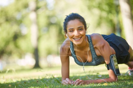 Téléchargez les photos : Je le fais pour ma santé. une belle jeune femme faisant de l'exercice en plein air par une journée ensoleillée - en image libre de droit