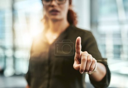 Téléchargez les photos : Le changement est au bout de vos doigts. une femme d'affaires méconnaissable se connectant à une interface utilisateur avec son doigt - en image libre de droit
