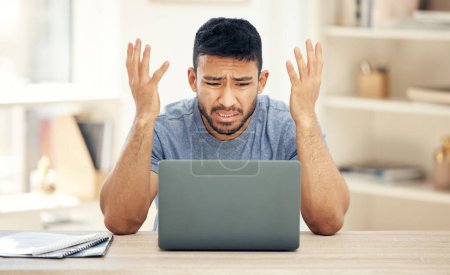 Foto de ¿Qué está pasando? un joven hombre de negocios que parece confundido mientras usa un portátil en el trabajo - Imagen libre de derechos