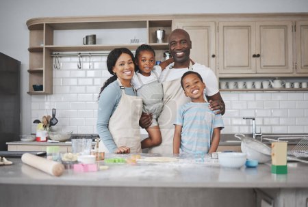 Foto de Una receta no tiene alma. una familia horneando juntos en la cocina - Imagen libre de derechos