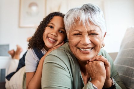 Téléchargez les photos : Ne perds pas ton sourire. une grand-mère passant du temps avec son petit-enfant à la maison - en image libre de droit