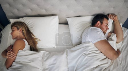 Foto de Creo que ya no quiero esto. una pareja joven se dan el tratamiento silencioso en la cama - Imagen libre de derechos
