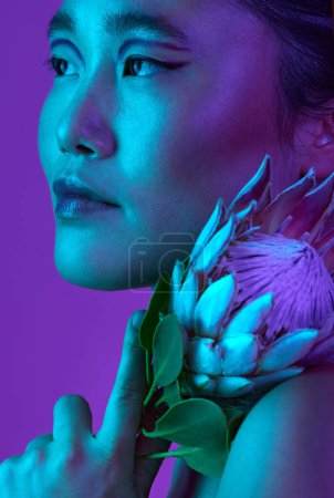 Téléchargez les photos : Une fierté élégante. une jolie jeune femme posant en studio sur un fond violet - en image libre de droit