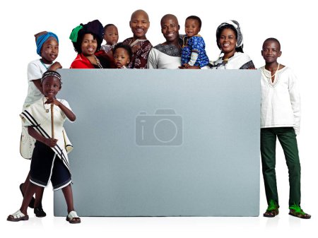 Foto de Apoyamos a la familia. Estudio de una gran familia africana sosteniendo un tablero en blanco, aislado en blanco - Imagen libre de derechos