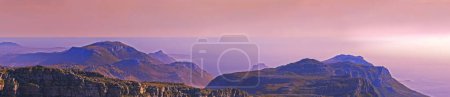 Foto de Puesta de sol escénica vista desde Table Mountain. Una vista desde Table Mountain al atardecer - Imagen libre de derechos
