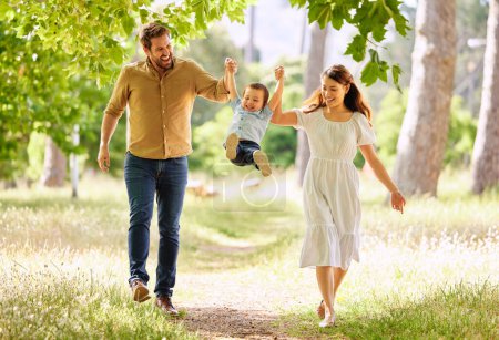 Téléchargez les photos : Quand il était heureux, il était heureux. une famille faisant une promenade dans le parc - en image libre de droit