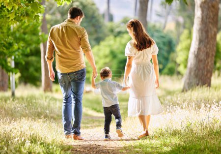 Téléchargez les photos : La parentalité est le meilleur voyage. une famille faisant une promenade dans le parc - en image libre de droit