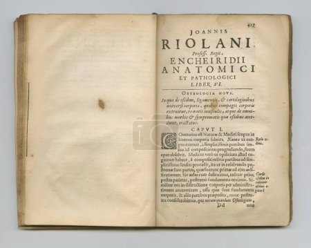 Foto de Viejas páginas en latín envejecidas. Un viejo libro médico con sus páginas en exhibición - Imagen libre de derechos