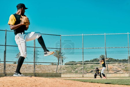 Foto de Tres strikes y estás fuera. un joven jugador de béisbol preparándose para lanzar la pelota durante un juego al aire libre - Imagen libre de derechos