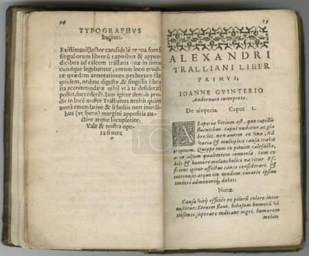 Téléchargez les photos : Yellowed Lating literature. Un livre antique avec ses pages exposées - en image libre de droit