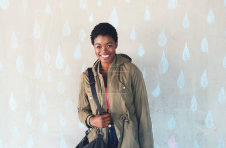 Téléchargez les photos : Portrait, éducation et sourire avec une étudiante noire contre la pluie papier peint sur le campus de son université. Étudier, bourse d'études et académique avec une jeune élève heureuse apprenant au collège. - en image libre de droit