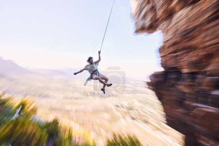 Téléchargez les photos : Sports, escalade et saut avec l'homme en montagne pour le fitness, l'aventure et le défi. Corde, entraînement et randonnée avec entraînement sur falaise dans la nature pour le voyage, la liberté et la maquette d'exercice. - en image libre de droit