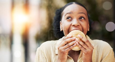Téléchargez les photos : Mockup, fast food et femme noire mangeant un hamburger dans un restaurant en plein air comme un repas de midi envie affaire. Petit déjeuner, sandwich et jeune femme ou client dégustant une collation savoureuse et malsaine. - en image libre de droit