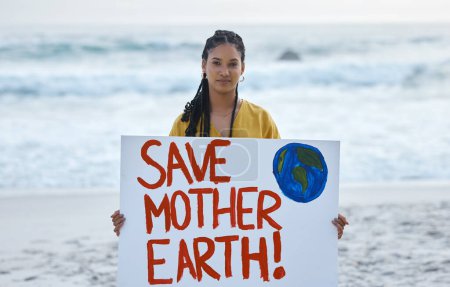 Foto de Salvar la tierra, signo y retrato de la mujer en la playa para la contaminación, el medio ambiente y la protesta planeta verde. Cartel o cartón para la toma de conciencia, el calentamiento global y el cambio climático. - Imagen libre de derechos