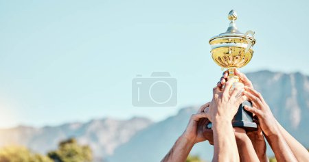 Téléchargez les photos : Sport, victoire et mains d'une équipe avec un trophée pour une réalisation, un but et le succès ensemble. Or, gagnant et personnes tenant une coupe de prix après avoir remporté une compétition sportive ou un tournoi de rugby. - en image libre de droit
