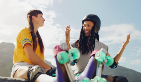 Téléchargez les photos : Rollerskate, skatepark et sports avec quelques amis assis en plein air sur une rampe pour les loisirs ensemble. Fitness, diversité ou plaisir avec un homme et une femme collant à l'extérieur pour un passe-temps actif. - en image libre de droit