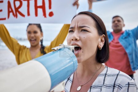 Foto de Mujer asiática, cambio climático y protesta de megáfonos con multitudes protestando por el medio ambiente y el calentamiento global. Salvar la tierra, activismo y furiosa mujer gritando en megáfono para detener la contaminación de la playa - Imagen libre de derechos
