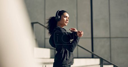 Téléchargez les photos : Runner girl, écouteurs et bras tendus sur les escaliers pour la musique, la vision et les idées en ville, l'entraînement et l'entraînement. Femme, réflexion et écoute sur les étapes avec abonnement streaming, bien-être et échauffement. - en image libre de droit