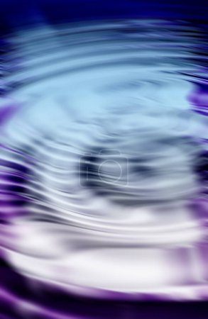 Foto de CGI abstract ripple effect of liquid with purple reflection of wavy pattern and texture. Hypnotizing wallpaper background of fluid color spectrum. Psychedelic and cosmic art or esoteric surface - Imagen libre de derechos
