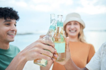 Téléchargez les photos : Bière, toast et amis à la plage pour les vacances, l'été et la liberté de voyager ensemble. Groupe de personnes applaudit avec de l'alcool pour célébrer une fête, des vacances et se détendre au bord de la mer. - en image libre de droit