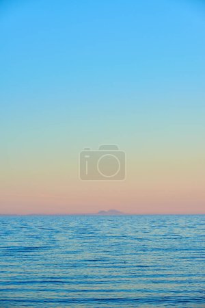Foto de Paisaje marino y paisaje de una puesta de sol dorada en la costa oeste de Jutlandia en Loekken, Dinamarca. Hermosa vista sobre una playa vacía al atardecer. Sol saliendo sobre el océano y el mar en la mañana con copyspace. - Imagen libre de derechos