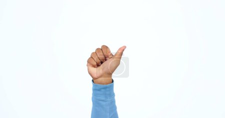 Téléchargez les photos : Pouce levé, main et personne avec signe pour oui en studio, fond blanc avec rétroaction de soutien. Merci, vote et icône pour le succès, accord et emoji pour la réalisation des objectifs ou ok examen. - en image libre de droit