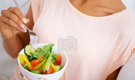 Téléchargez les photos : Nutrition, santé et gros plan de la femme avec une salade à la maison avec des légumes pour le bien-être, bio ou diététique. Nourriture, vitamines et zoom de la femme mexicaine mangeant un repas sain avec des produits - en image libre de droit