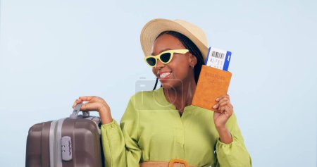 Foto de Mujer africana feliz, pasaporte y estudio con maleta, billete de avión y documentos de fondo azul. Chica, papeleo legal y equipaje para el cumplimiento, vacaciones y gafas de sol para viajes globales. - Imagen libre de derechos