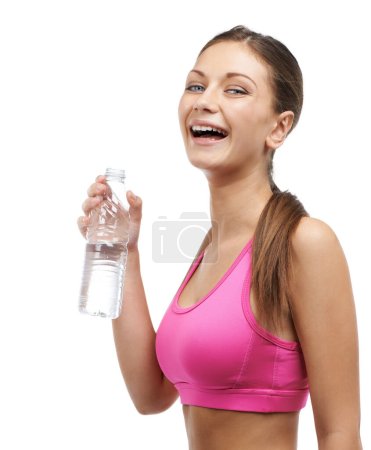 Foto de Fitness, agua potable y retrato de mujer feliz sobre fondo blanco para entrenamiento, ejercicio y entrenamiento. Sonrisa, dieta y persona sedienta con botella para deportes, bienestar y salud en estudio. - Imagen libre de derechos