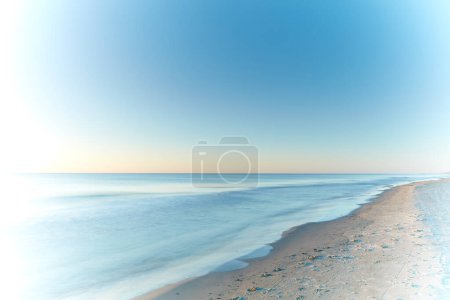 Foto de Copyspace paisaje marino y el paisaje de una bonita puesta de sol en la costa oeste de Jutlandia en Loekken, Dinamarca. Hermosa vista sobre una playa vacía al atardecer. El sol que sale sobre el océano y el mar en la mañana. - Imagen libre de derechos