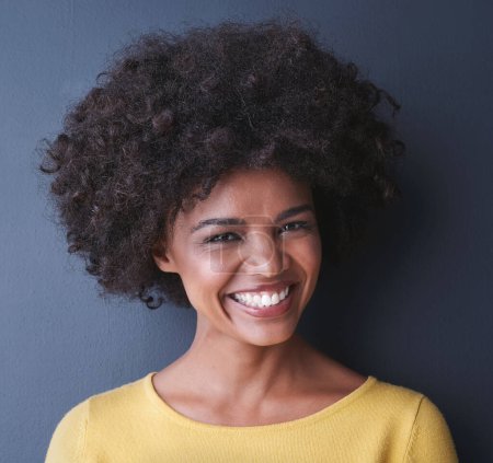 Téléchargez les photos : Heureux, étudiant et portrait de femme noire en studio, fond et maquette de l'éducation. Africain, visage et personne avec sourire pour l'université, bourse et bonheur à l'académie pour apprendre. - en image libre de droit