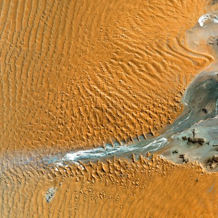 Téléchargez les photos : Espace, eau sur Mars et images satellite d'un paysage sur une planète dans notre système solaire pour la surveillance. Carte, désert et science avec une rivière au sol d'en haut dans la galaxie ou le cosmos. - en image libre de droit