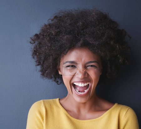Téléchargez les photos : Rire, femme noire et portrait en studio avec bonheur, comédie ou liberté dans un espace maquillé. Happy, visage et African Lady sourire, emoji ou réaction folle à la blague ou l'humour sur fond gris. - en image libre de droit