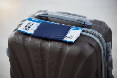 Foto de Pasaporte, maleta y billete de avión para la seguridad de viaje en el aeropuerto para la inmigración, vacaciones o vacaciones. Equipaje, documento y visa para abordar el vuelo para viajar al extranjero con una aerolínea. - Imagen libre de derechos