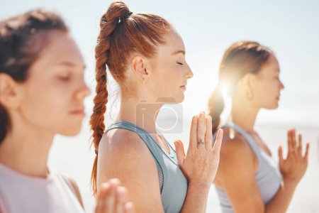 Foto de Yoga, meditación y oración manos con amigos espirituales entrenamiento para zen, fitness y bienestar. Paz, motivación y comunidad con mujeres jóvenes y pilates, adoración y ejercicio energético. - Imagen libre de derechos