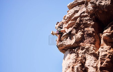 Foto de Fitness, escalada en roca y espacio con mujer en la montaña para deportes, aventura y desafío. Sin miedo, entrenamiento y senderismo con persona en acantilado de entrenamiento para viajar, libertad y ejercicio maqueta. - Imagen libre de derechos