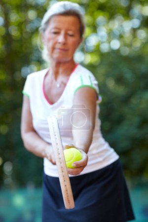 Foto de Mujer, raqueta de tenis y pelota para hacer ejercicio al aire libre para entrenamiento deportivo, juego o partido. Maduro, persona femenina y servir mano o murciélago en la cancha de fitness para la jubilación cardio o hobby, diversión en verano. - Imagen libre de derechos