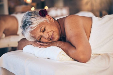 Téléchargez les photos : Femme âgée, dormir et se détendre en massage pour les soins spa, les soins du corps et la physiothérapie à l'hôtel. Calme personne âgée femme sourire et se détendre sur le lit de salon pour zen, soulagement du stress ou escapade. - en image libre de droit