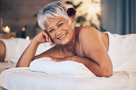 Téléchargez les photos : Femme âgée, massage et portrait avec traitement de luxe à la retraite avec un sourire. Femme, salon de beauté et salle de spa avec cosmétiques, bien-être et heureux de la paix et de l'hospitalité. - en image libre de droit
