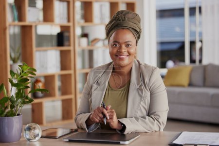 Téléchargez les photos : Femme africaine, travaillant dans les affaires et le portrait avec un sourire au bureau, lieu de travail ou avocat dans une entreprise avec des conseils juridiques. Heureux, succès et confiance de l'avocat ou de l'employé au bureau. - en image libre de droit