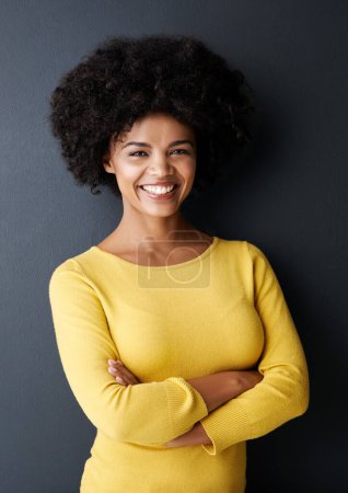 Foto de Feliz estudiante universitaria y retrato de mujer negra con los brazos cruzados en estudio, fondo y maqueta. Africano, persona y sonrisa para la universidad, beca y confianza en la academia para el aprendizaje. - Imagen libre de derechos