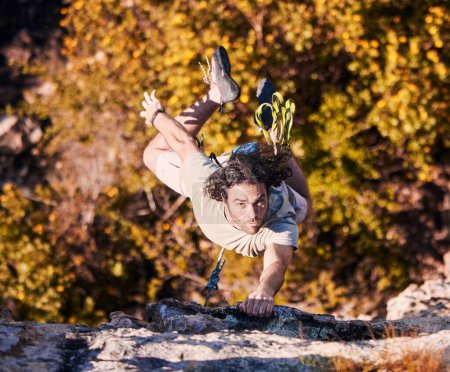 Téléchargez les photos : Escalade, découverte et montagne avec l'homme dans la nature pour le sport, fitness et aventure. Entraînement, exercice et voyage avec entraînement individuel sur falaise pour corde, défi et performance. - en image libre de droit