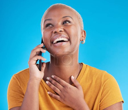 Téléchargez les photos : Appel téléphonique, bonne nouvelle ou heureuse femme noire en studio sur fond bleu parlant pour la communication. Mobile, visage ou fille africaine écouter ou appeler pour discuter dans la conversation ou parler de blague drôle. - en image libre de droit