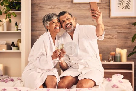 Téléchargez les photos : Couple, selfie et champagne toast pour massage spa, vacances ou fêtes, amour et médias sociaux. Verres à vin de personnes âgées excitées dans la photo de profil à l'hôtel pour le luxe ou l'hospitalité. - en image libre de droit