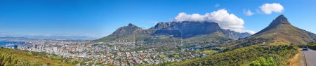 Téléchargez les photos : Grand angle de Cape Town et paysage de montagne par une journée ensoleillée. Vue panoramique d'une ville face à un horizon bleu. Une destination de voyage populaire pour les touristes et les randonneurs, à Lions Head, Afrique du Sud. - en image libre de droit