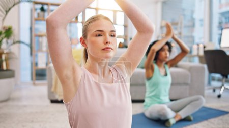 Téléchargez les photos : Yoga, exercice de respiration et les femmes à la maison ensemble, fitness et entraînement de pleine conscience dans le salon. Équilibre, méditation et entraînement amis dans l'exercice holistique, la paix et la santé zen dans l'appartement - en image libre de droit