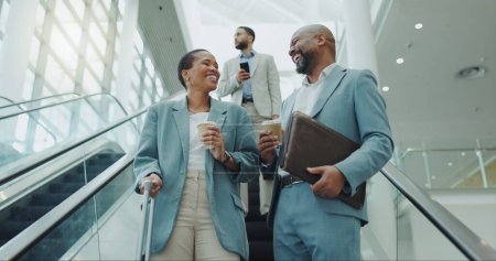 Téléchargez les photos : Gens d'affaires heureux, café et rire sur l'escalator pour blague drôle, discussion ou matin à l'aéroport. Homme d'affaires et femme sourient avec latte ou cappuccino dans un escalier mobile pour le voyage au travail. - en image libre de droit